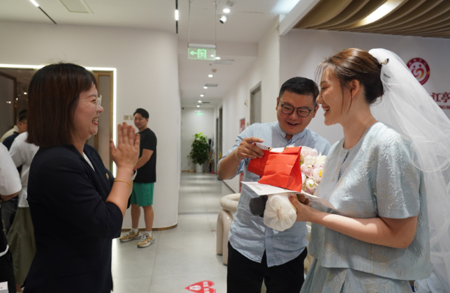 成都望江宾馆“八一”特别行动 燃动蓉城网红婚姻登记处
